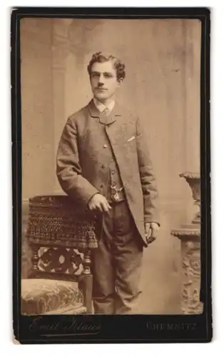 Fotografie Emil Klaus, Chemnitz, Reitbahnstrasse 18, Junger Mann im Anzug