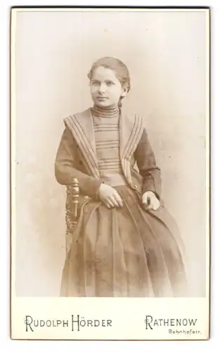 Fotografie Rudolph Hörder, Rathenow, Bahnhofstrasse, Junge Frau im Kleid
