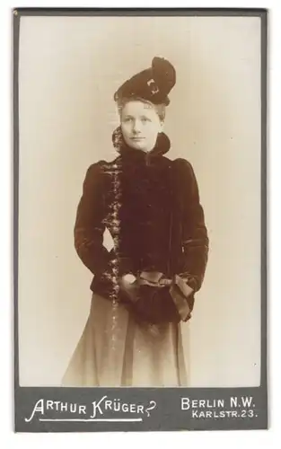 Fotografie Arthur Krüger, Berlin, Karlstrasse 23, Weltstädtisch gekleidete junge Dame