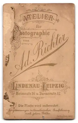 Fotografie Ad. Richter, Leipzig, Turnerstrasse 17, Baby auf Sitzmöbel