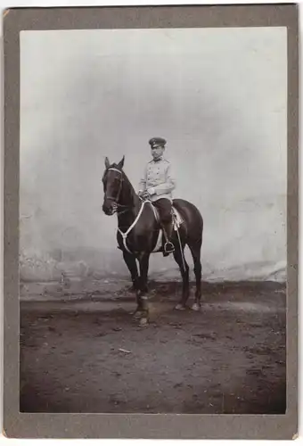 Fotografie Eugen Jacobi, Metz, Offizier in Uniform mit Zwicker & Schirmmütze zu Pferd
