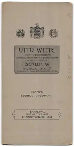 Fotografie Otto Witte, Berlin, Tauenzienstr. 13a, Edeldame mit Schmuck trägt Pelzmütze & Boa