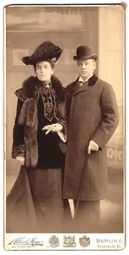 Fotografie Albert Meyer, Berlin, Alexanderstr. 45, elegantes Paar modisch gekleidet, Dame mit Hut & Pelzboa