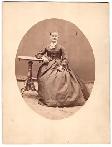 Fotografie unbekannter Fotograf und Ort, Portrait betagte Dame im Biedermeierkleid auf Stuhl sitzend