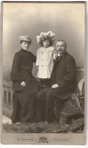 Fotografie Ad. Baumann, München, Residenzstr. 12, Familien-Portrait, Eltern-Paar mit Tochter im Pelzmantel 1905