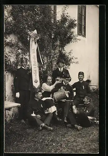 Foto-AK Obervellach, Soldaten beim gemütlichen Beisammensein