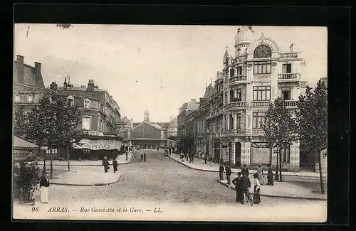 AK Arras, Rue Gambetta et la Gare, Bahnhof mit Strassenpartie