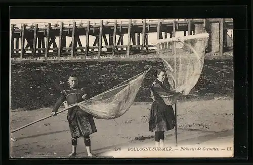 AK Boulogne-sur-Mer, Pêcheuses de Crevettes, Krebsfischerinnen mit Keschern