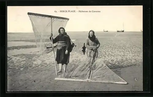 AK Berck-Plage, Pêcheuses de Crevettes, Zwei Krebsfischerinnen mit Keschern