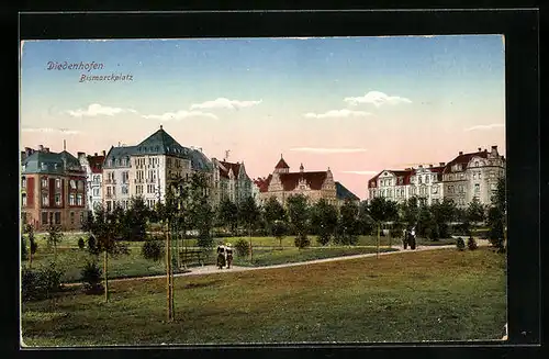 AK Diedenhofen, Blick auf den Bismarckplatz mit Spaziergängern