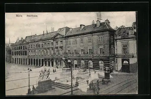 AK Metz, Stadthaus mit Denkmälern, Tramschienen und Wartenden