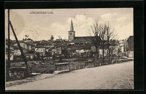 AK Lörchingen /Lothr., Strassenpartie mit Kirche