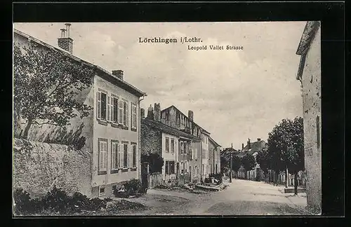 AK Lörchingen i /Lothr., Leopold Vallet Strasse mit Bäumen