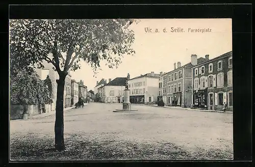 AK Vic a. d. Seille, Paradeplatz mit Denkmal