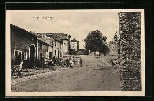 AK Klein-Bessingen, Strassenpartie mit Soldaten