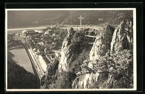 AK Beuron, Ortsansicht aus der Vogelschau, im Vordergrund Petersfelsen mit Gipfelkreuz