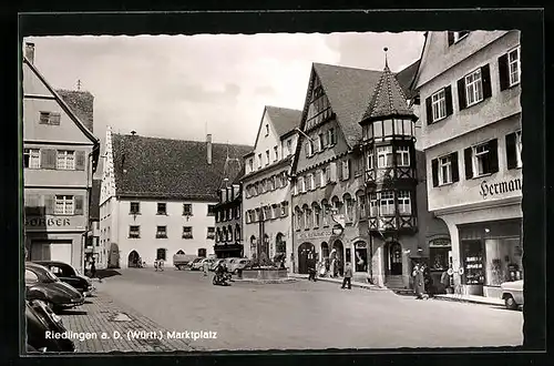 AK Riedlingen a. D., Blick auf den Marktplatz mit Geschäften, Autos und Passanten