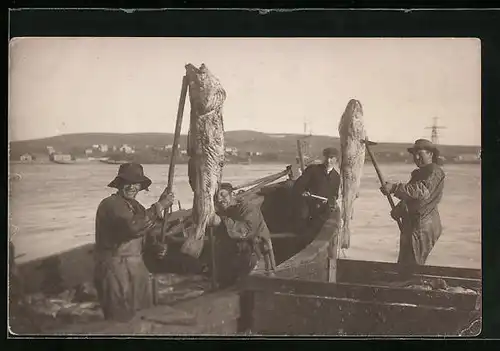 Foto-AK Fischer mit ihrem grossen Fang