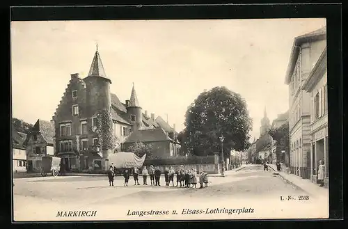 AK Markirch, Langestrasse und Elsass-Lothringerplatz mit aufgereihten Kindern