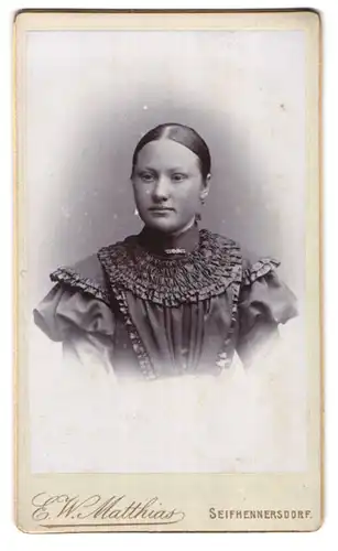 Fotografie E. W. Matthias, Seifhennersdorf i. Sa., Portrait bildschönes Fräulein im prachtvoll gerüschten Kleid