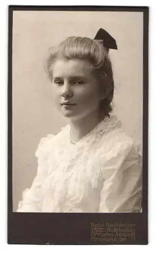 Fotografie Hahn Nachf., Dresden-A., Ferdinandstr. 11, Portrait blondes hübsches Mädchen mit Haarschleife