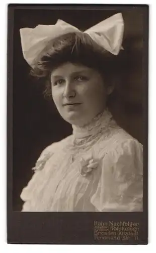 Fotografie Hahn Nachf., Dresden-A., Ferdinandstr. 11, Portrait dunkelhaarige Schönheit mit grosser weisser Haarschleife