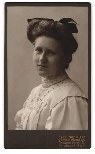 Fotografie Hahn Nachf., Dresden-A., Ferdinandstr. 11, Portrait brünette junge Schönheit mit Haarschleife