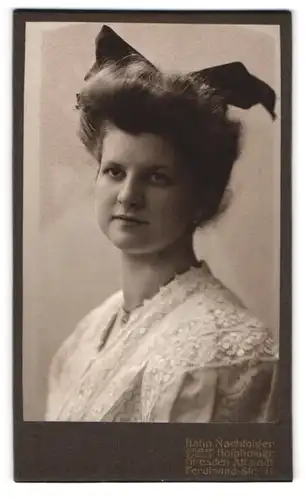 Fotografie Hahn Nachf., Dresden-A., Ferdinandstr. 11, Portrait einer elegant gekleideten Frau mit grosser Haarschleife