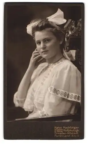 Fotografie Hahn Nachf., Dresden-A., Ferdinandstr. 11, Portrait bildschönes Mädchen mit Haarschleife im bestickten Kleid