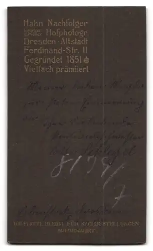 Fotografie Hahn Nachf., Dresden-A., Ferdinandstr. 11, Portrait dunkelhaarige Schönheit im elegant bestickten Kleid