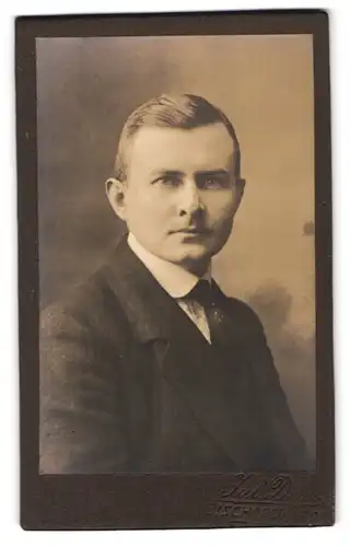 Fotografie Jul. Dürr, Bischofswerda, Portrait junger charmanter Mann mit Krawatte im Jackett