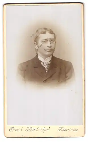 Fotografie Ernst Hentschel, Kamenz i. Sa., Hoyerswerdaerstr. 30, Portrait junger Mann mit Zwicker im Jackett