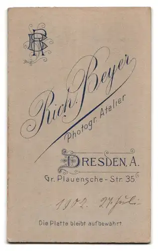 Fotografie Rich. Beyer, Dresden-A., Gr. Plauensche Str. 35, Portrait bildschönes Fräulein im elegant bestickten Kleid