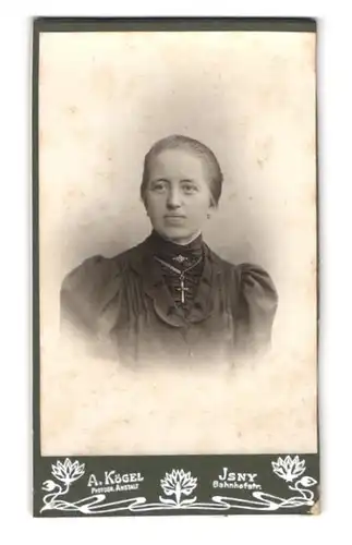 Fotografie A. Kögel, Isny, Bahnhofstr., Portrait einer elegant gekleideten Frau mit zurückgebundenem Haar