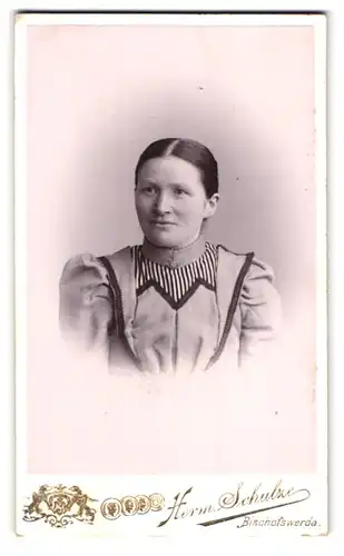 Fotografie Herm. Schulze, Bischofswerda, Hohe-Str. 4, Portrait hübsche Dame mit Brosche am Blusenkragen