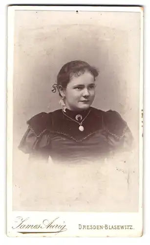 Fotografie James Aurig, Dresden-Blasewitz, Hain-Str. 14, Portrait dunkelhaariges Fräulein mit Brosche und Amulettkette