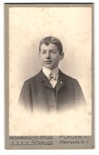 Fotografie Atelier Strauss, Plauen i. V., Albertplatz 12, Portrait charmanter junger Mann im eleganten Jackett