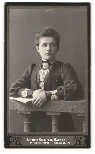 Fotografie Alfred Richter, Radebeul, Carolastr. 5, Portrait schönes Fräulein mit Blumenstickerei am Kleid