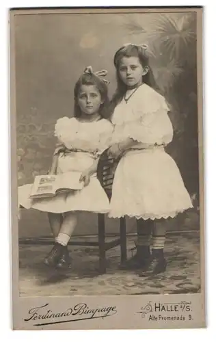 Fotografie Ferdinand Bimpage, Halle a. S., Alte Promenade 9, Portrait zwei bildhübsche Mädchen mit Schleifen im Haar