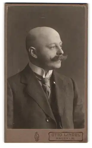 Fotografie Otto Lindel, Hagen i. W., Portrait stattlicher Herr mit Glatze und Schnurrbart