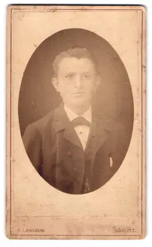 Fotografie P. Langbein, Görlitz, Louisenstr. 17, Portrait junger Mann mit Fliege im Jackett
