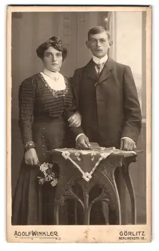 Fotografie Adolf Winkler, Görlitz, Berlinerstr. 12, Portrait eines elegant gekleideten jungen Paares