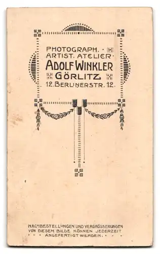 Fotografie Adolf Winkler, Görlitz, Berlinerstr. 12, Portrait eines elegant gekleideten jungen Paares