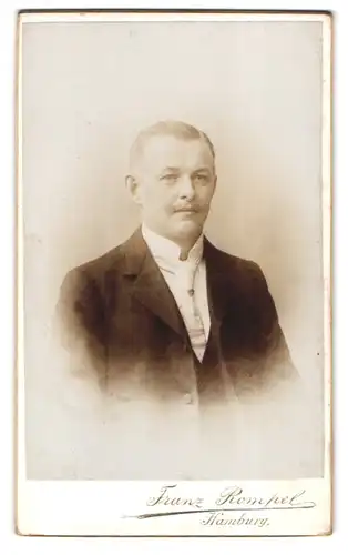 Fotografie Franz Rompel, Hamburg-Barmbeck, Hamburgerstr. 53, Portrait blonder charmanter Mann im Jackett