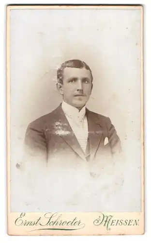 Fotografie Ernst Schroeter, Meissen, Obergasse 597, Portrait charmanter junger Mann mit Krawatte im Jackett