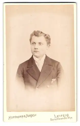 Fotografie Hoffmann & Jursch, Leipzig, Dorotheenstr. 10, Portrait junger Mann mit lockigem Haar im Jackett