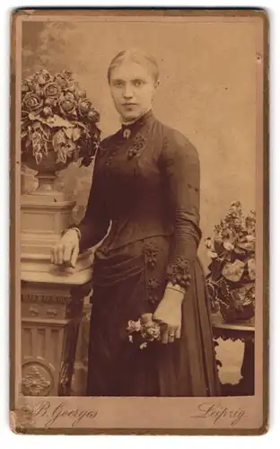 Fotografie B. Georges, Leipzig, Töpferplatz, Portrait blondes Fräulein hält Blumen in der Hand