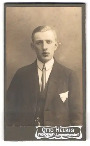 Fotografie Otto Helbig, Langenchursdorf, Portrait blonder junger Mann mit Krawatte im Jackett