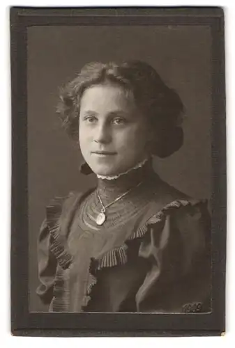Fotografie Martin Herzfeld, Dresden, Pragerstr. 7, Portrait bildschönes Mädchen mit hübscher Halskette
