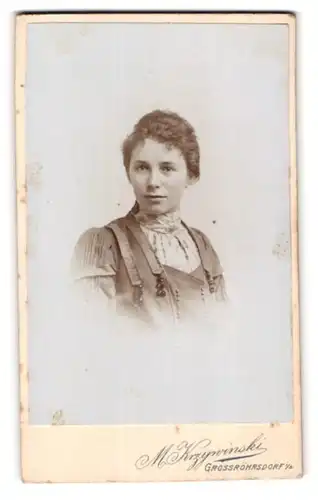 Fotografie M. Krzywinski, Grossröhrsdorf i. S., Grossmannstr., Portrait bildschönes Fräulein mit Rüschen am Kleid